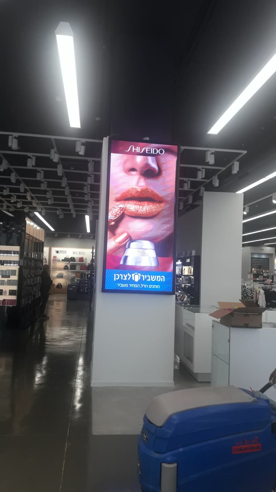 מסך תצוגה דיגיטלי בחנות, מציג פרסומת